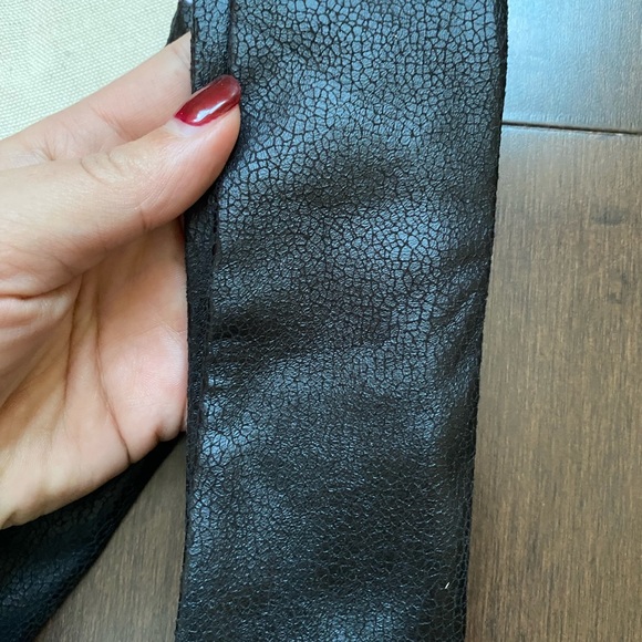 Chelsea King Leather Wire Scarf - Picture 3 of 3